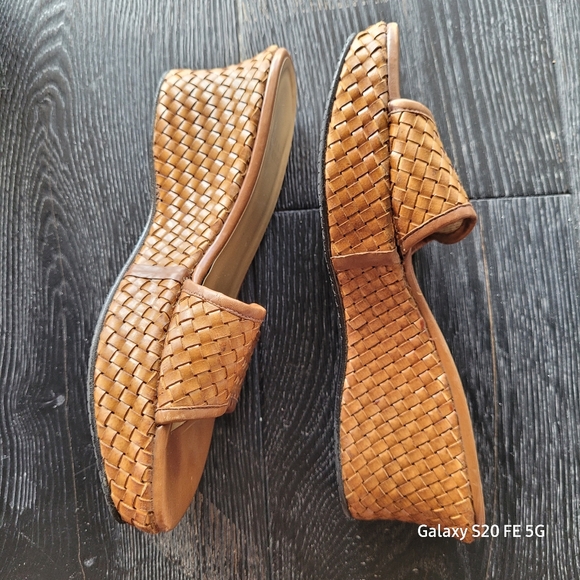 STUART WEITZMAN Designer size 7 leather cognac colored sandals. - Picture 10 of 16